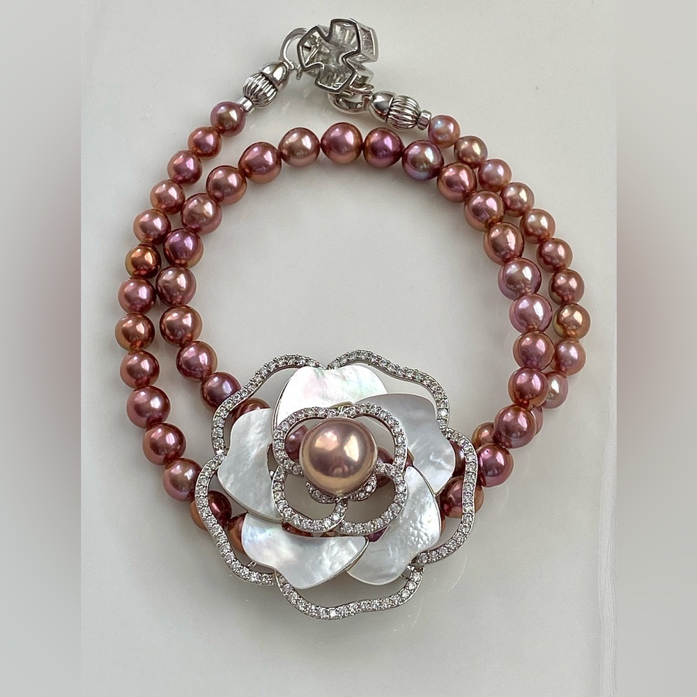 Premium Metallic Pearl Necklace And Mother Of Pearl Flower Pearl Pendant